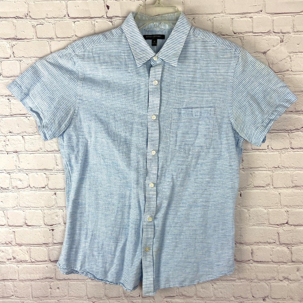 Banana Republic Men's Sky Blue Striped Button Down Short Sleeve Shirt. Size. M